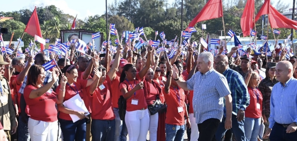 CUBANOS PROTESTAN CONTRA TRASLADO DE MIGRANTES DE EU A LA BASE MILITAR DE GUANTÁNAMO